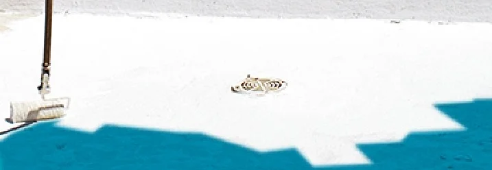 Boden wird mit Rolle und Farbe gestrichen